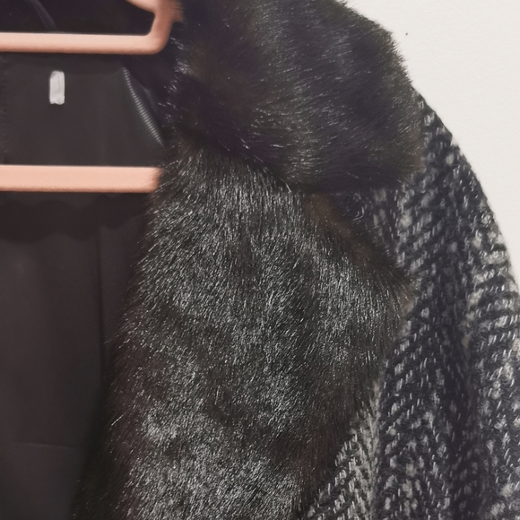 🌸 Faux fur lined gray coat 🌸 - Picture 4 of 6